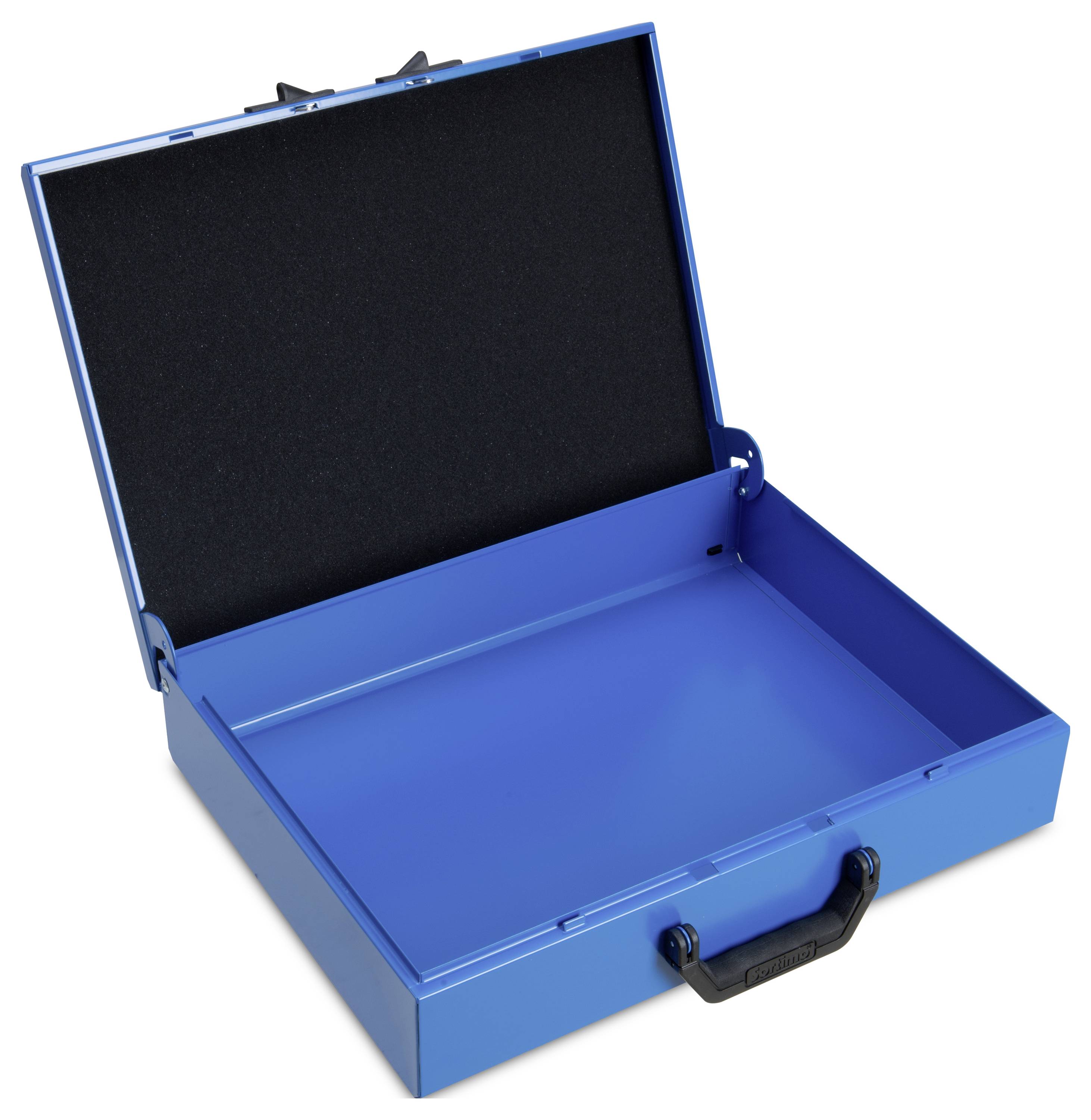 Otwarty niebieski metalowy kufer z czarną podszewką i czarną rączką, na białym tle.