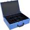 Otwarty niebieski metalowy kufer z czarną rączką, zawierający wyjmowaną wkładkę z kilkoma przegródkami do przechowywania.