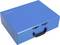 Niebieskie, płaskie pudełko metalowe z czarną rączką, prawdopodobnie przeznaczone do przechowywania.