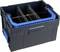 Czarna plastikowa skrzynka z niebieskimi uchwytami i wyjmowanymi przegródkami do przechowywania i organizacji przedmiotów.