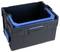 Czarna skrzynka plastikowa z niebieskimi uchwytami, o prostokątnym kształcie, solidnie wykonana, odpowiednia do przechowywania lub transportu przedmiotów.