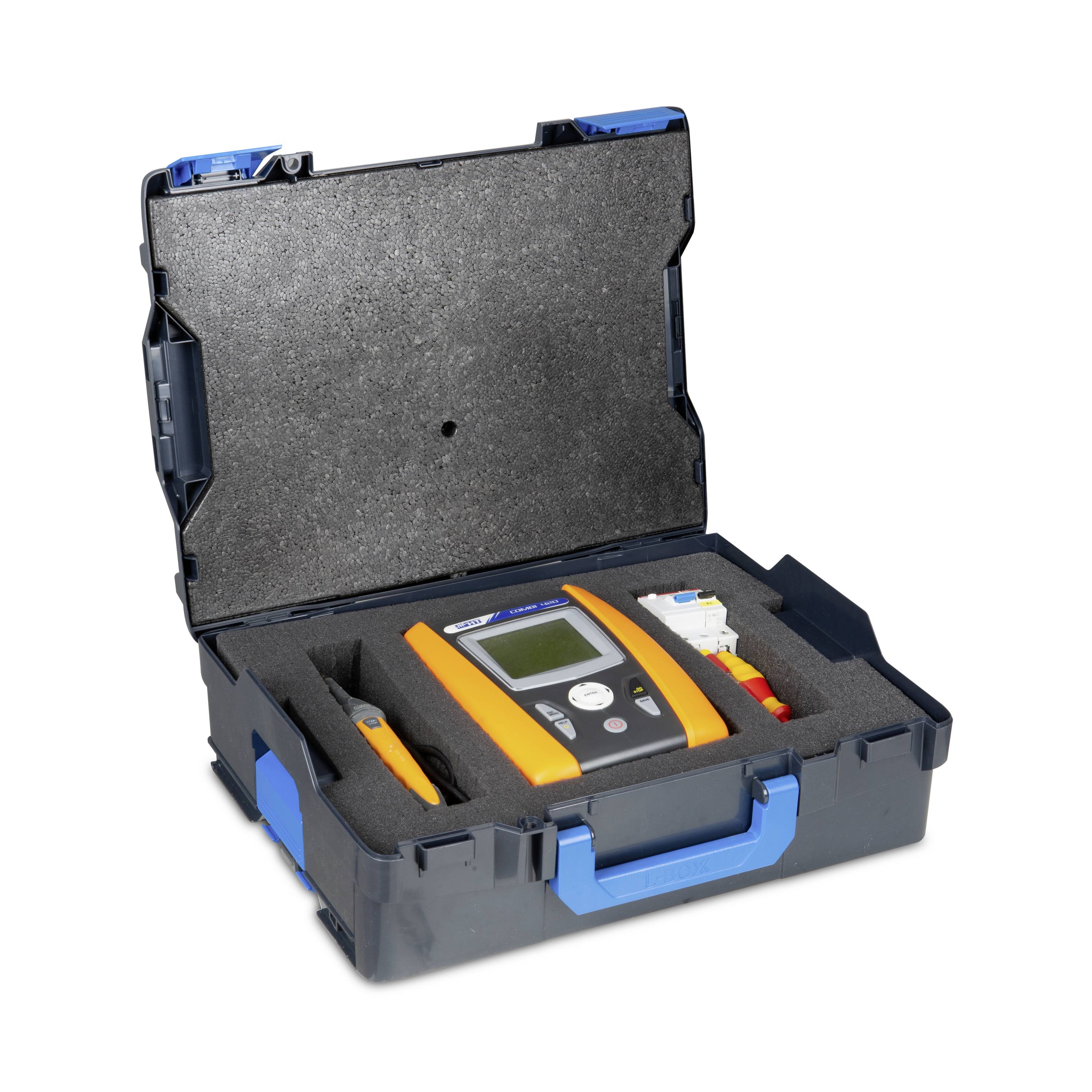 Otwarty kufer przedstawia urządzenie do badań elektrycznych z wyświetlaczem i kilkoma złączami, otoczone pianką ochronną.