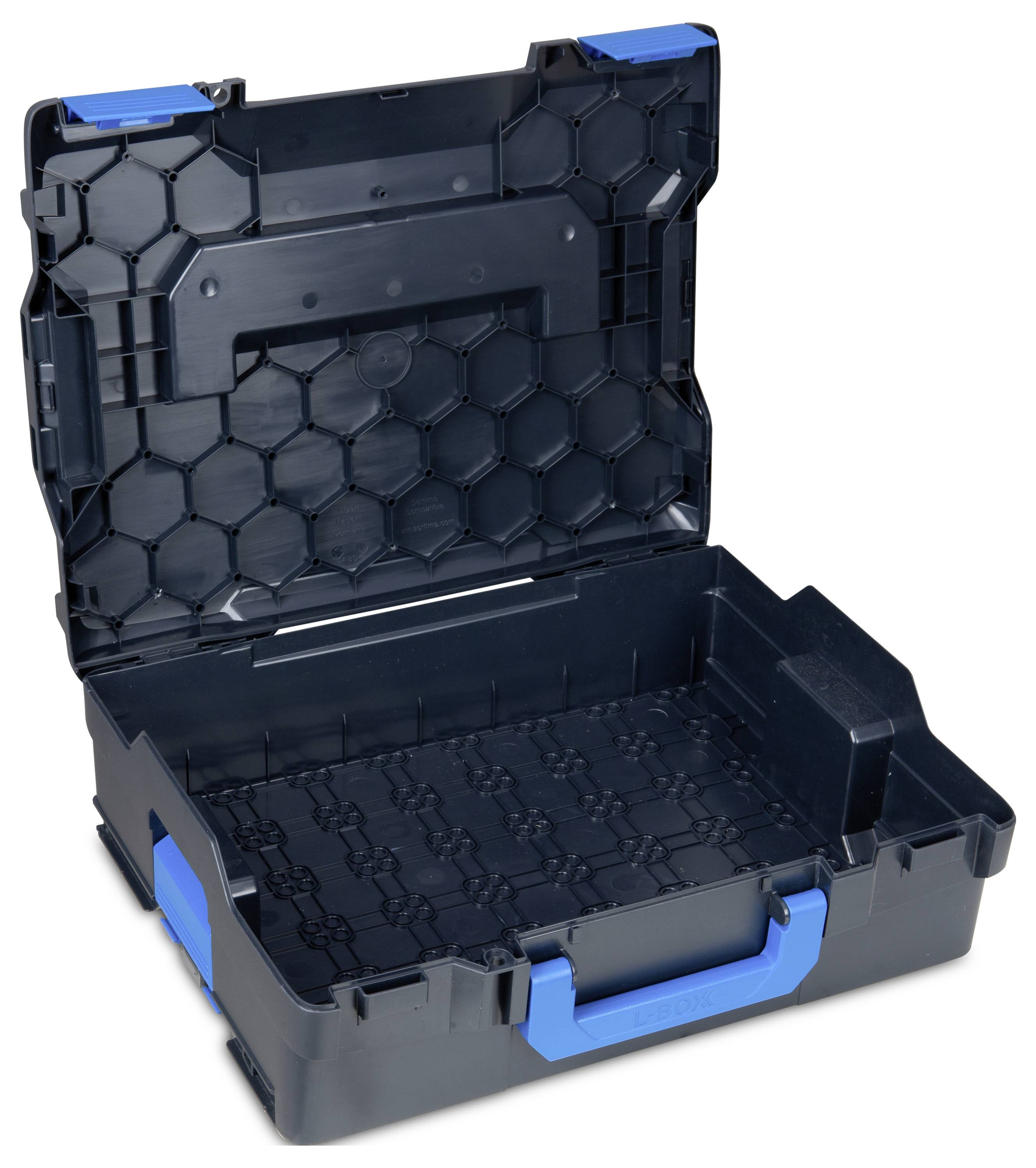 Otwarty czarny kufer na narzędzia z niebieskim uchwytem i heksagonalnym wzorem wewnątrz; gotowy do przechowywania narzędzi.