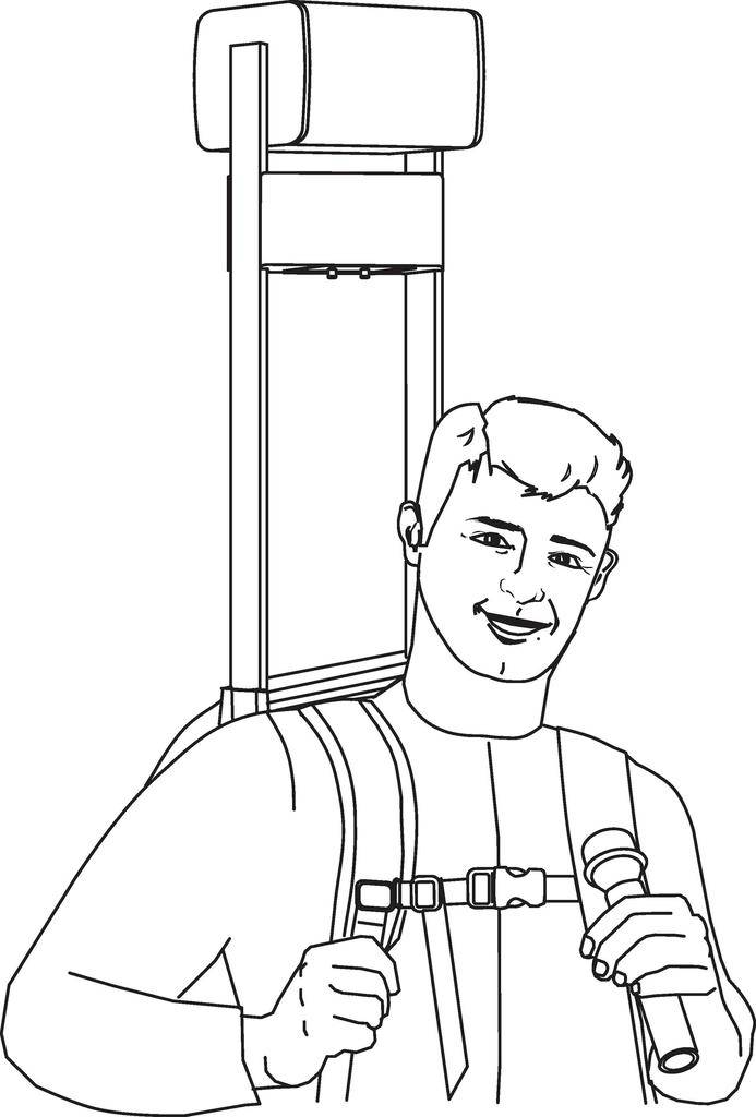 Osoba z plecakiem i mikrofonem się uśmiecha. Plecak posiada wysoką, prostokątną przywieskę.