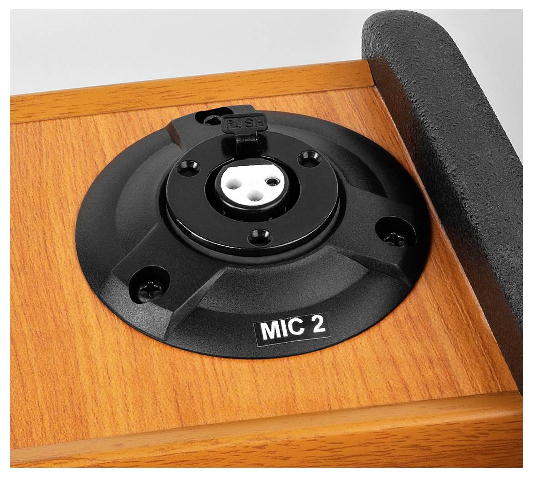 Gniazdo mikrofonowe na drewnianym stole z oznaczeniem 'MIC 2'.