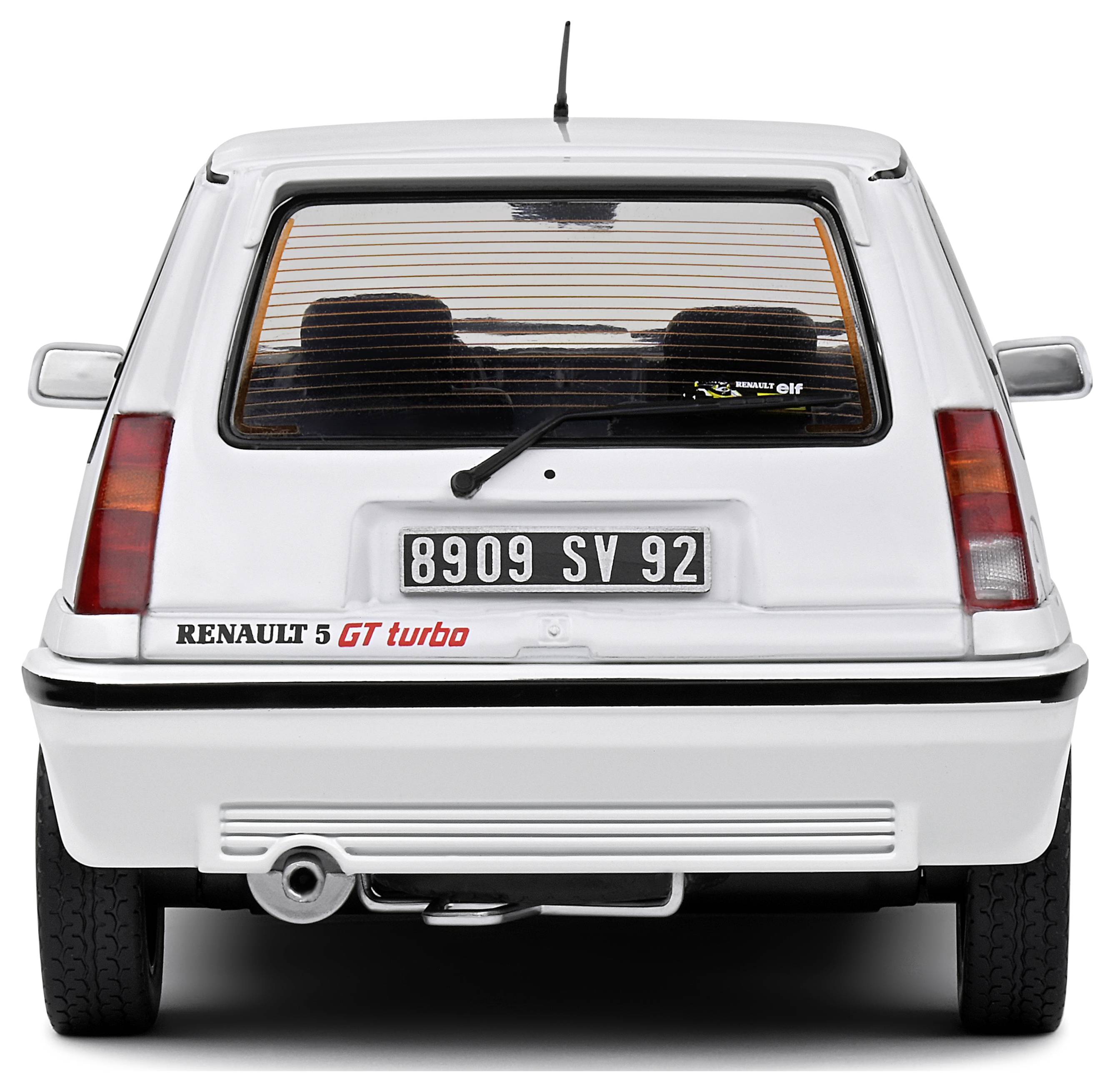 Biały Renault 5 GT Turbo widziany od tyłu, o sportowej sylwetce i tylnych lampach. Widoczny numer rejestracyjny 8909 SV 92.