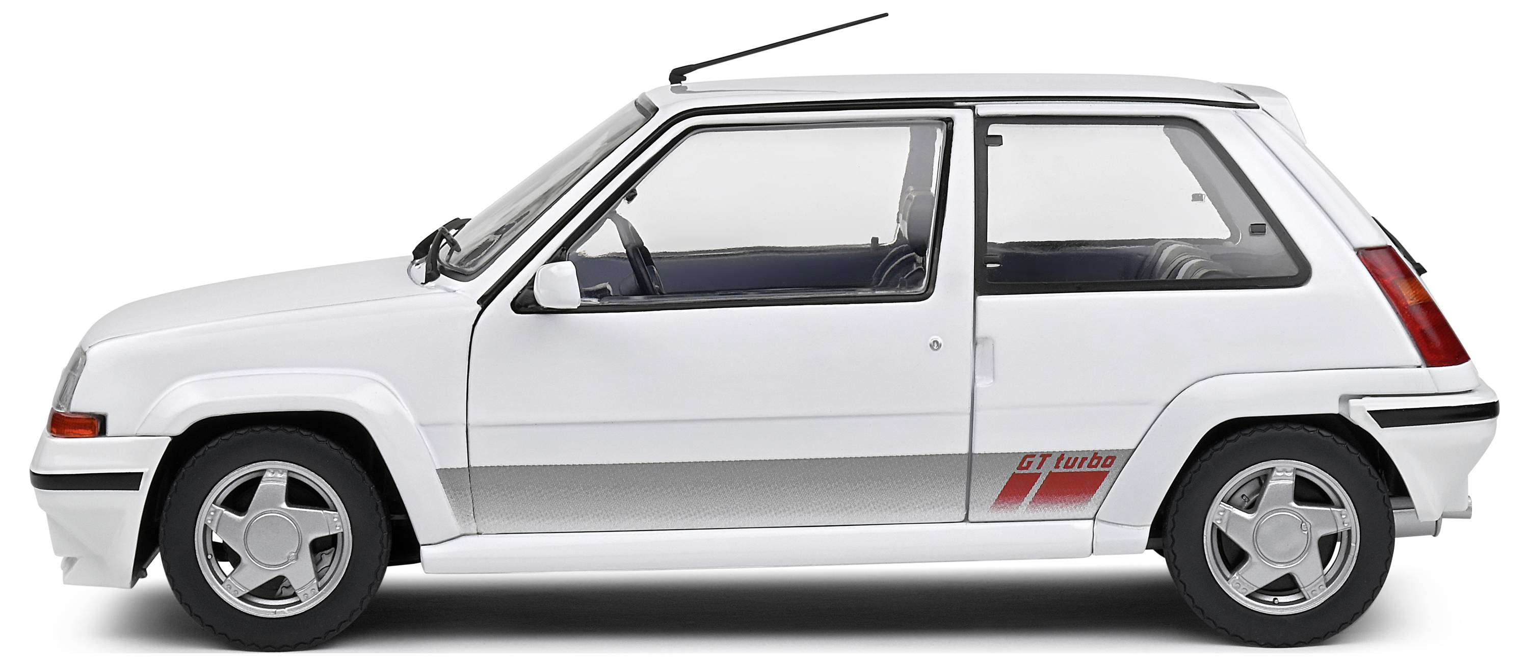 Kompaktowy, biały samochód przedstawiony w widoku bocznym, z sportowymi akcentami i napisem 'GT Turbo' na burcie.