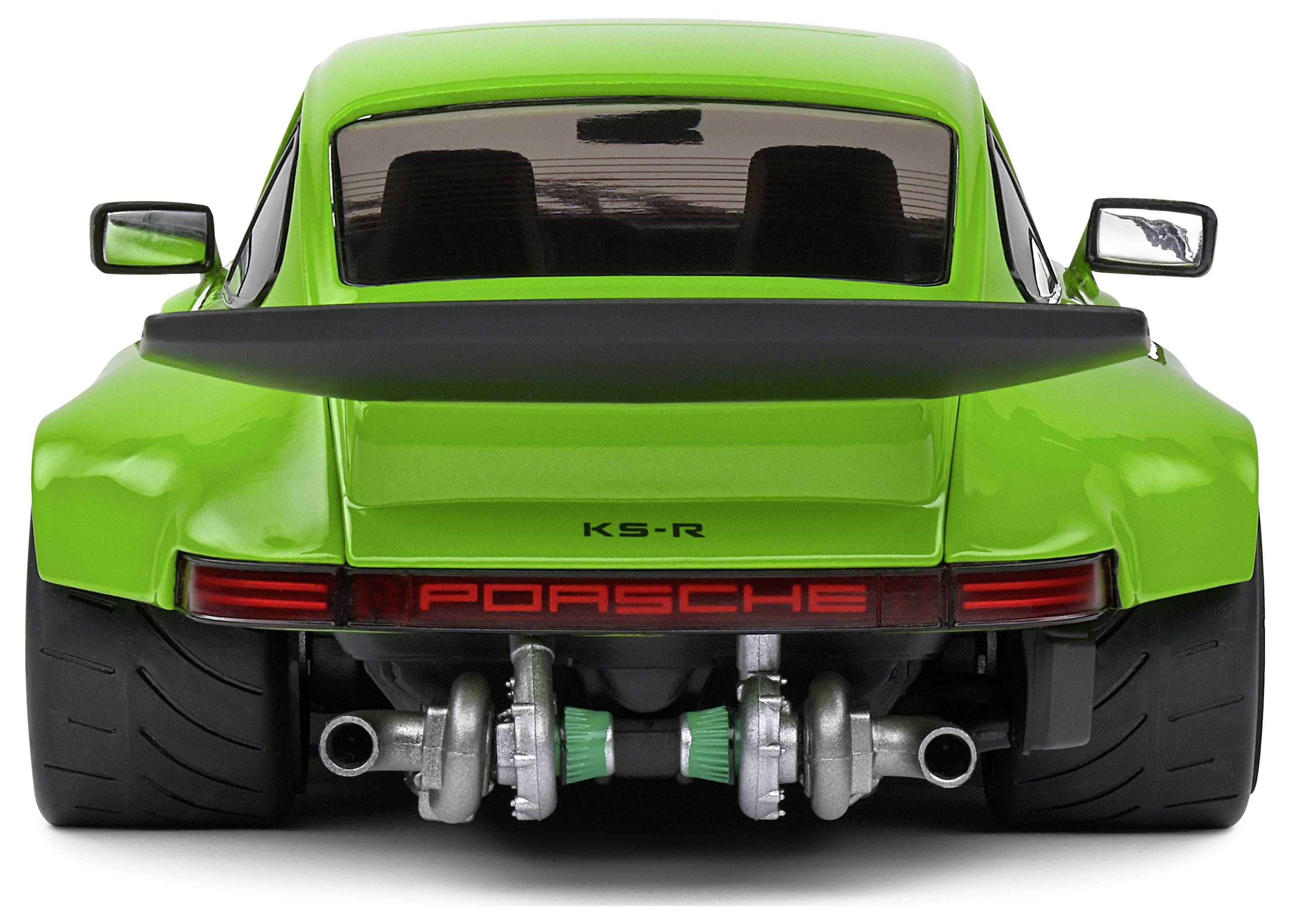 Zielony samochód sportowy widziany od tyłu z szerokimi oponami i charakterystycznym tylnym spoilerem, oznaczony napisem 'PORSCHE' na tylnej części nadwozia.