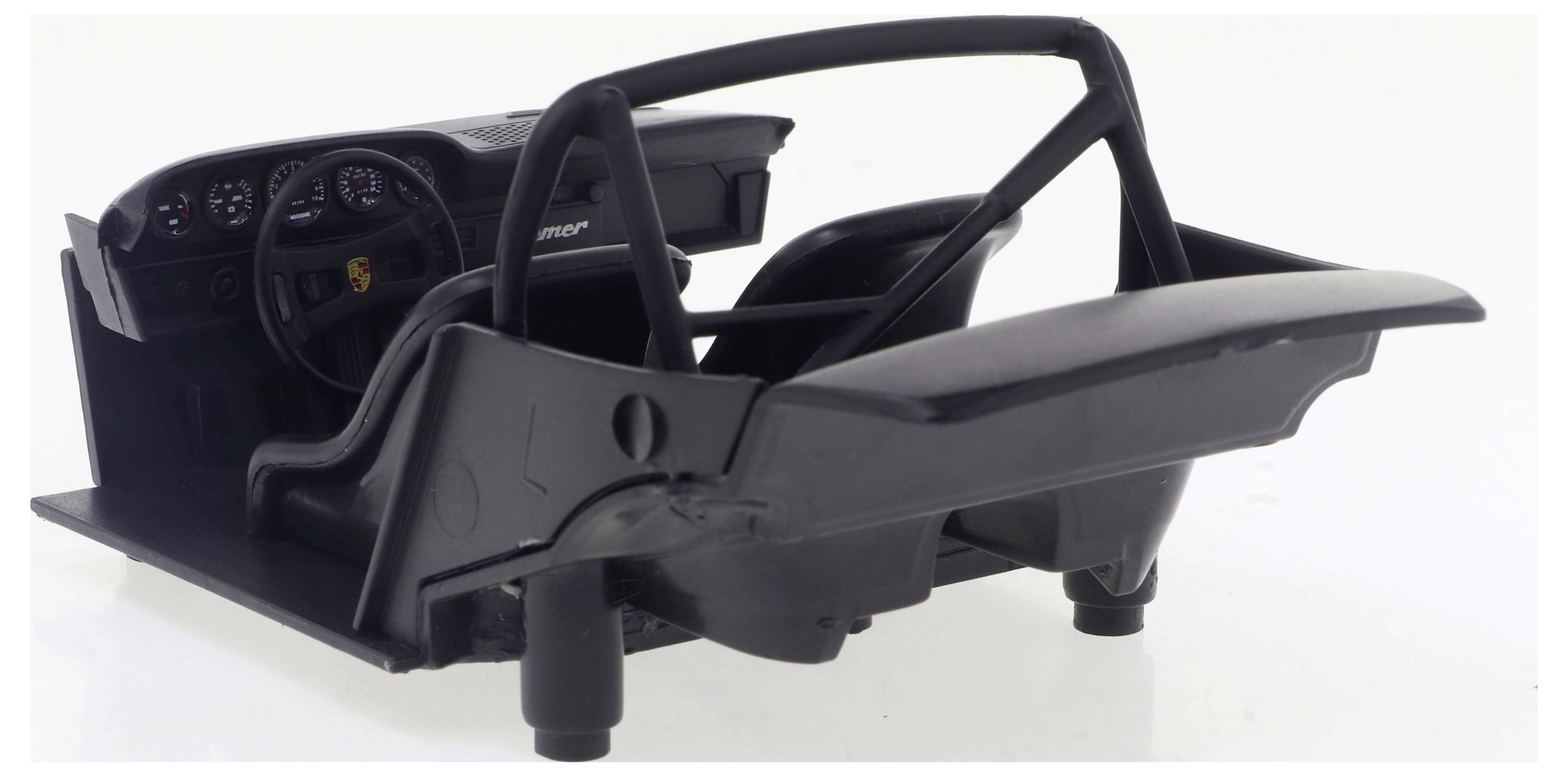 Model wnętrza samochodu bez nadwozia, z dobrze widocznym kierownicą, fotelami i deską rozdzielczą pojazdu.