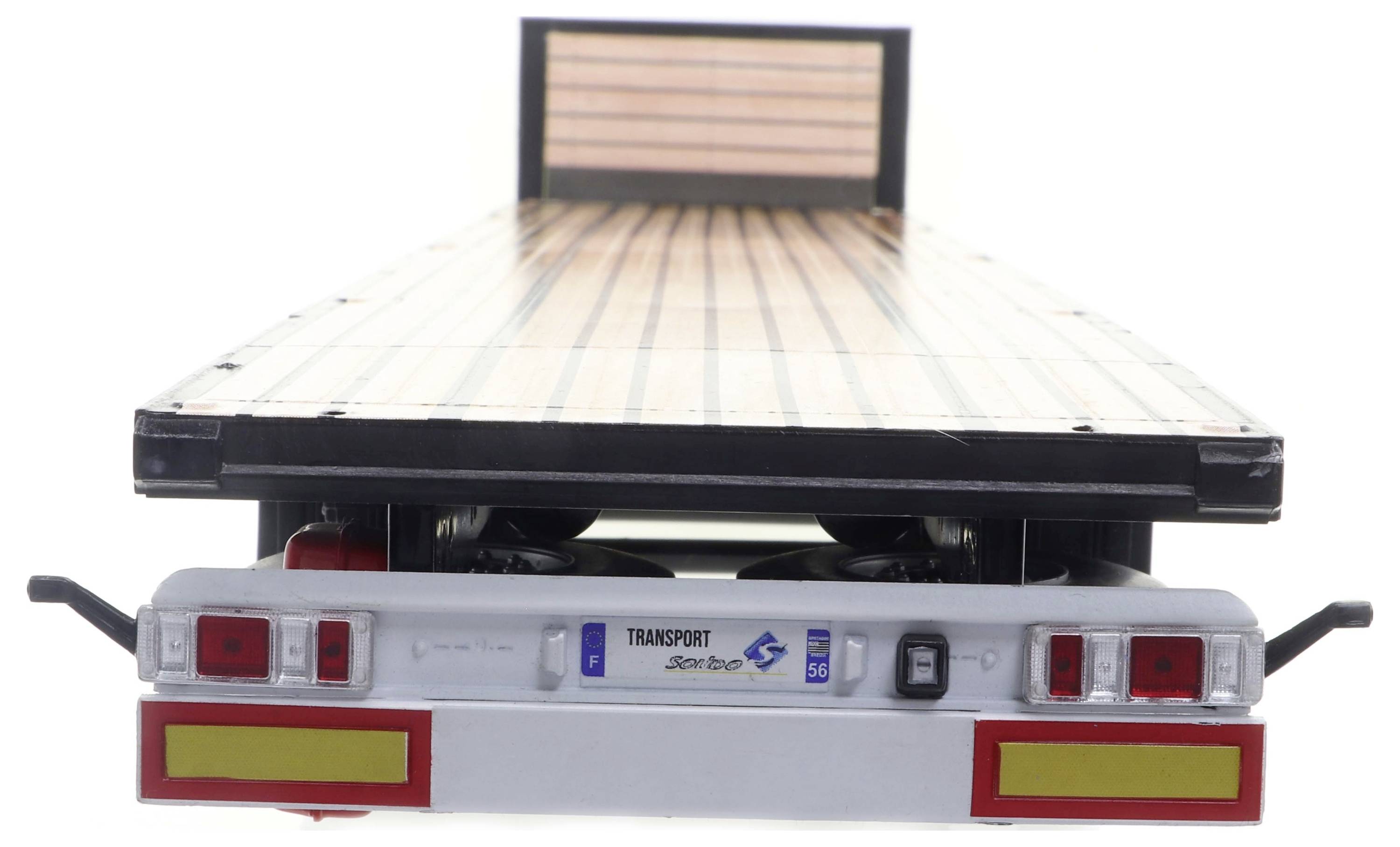 Widok tylnej części przyczepy z drewnianą platformą ładunkową i lampami, sfotografowany od tyłu.