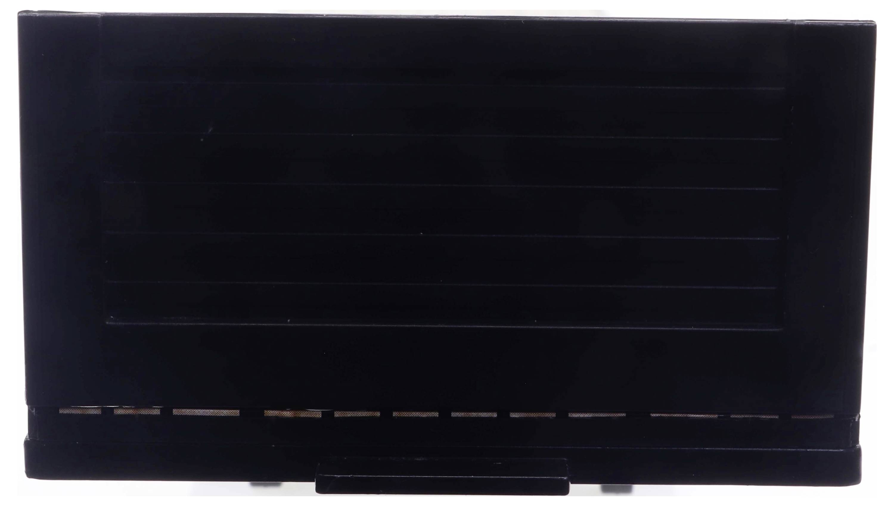 Czarny prostokątny obiekt z kilkoma poziomymi liniami i małym poziomym wypukłością na spodzie.