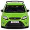 Zielony samochód z tablicą rejestracyjną 'FOCUS RS', widziany z przodu. Posiada sportową stylistykę i ostre reflektory.