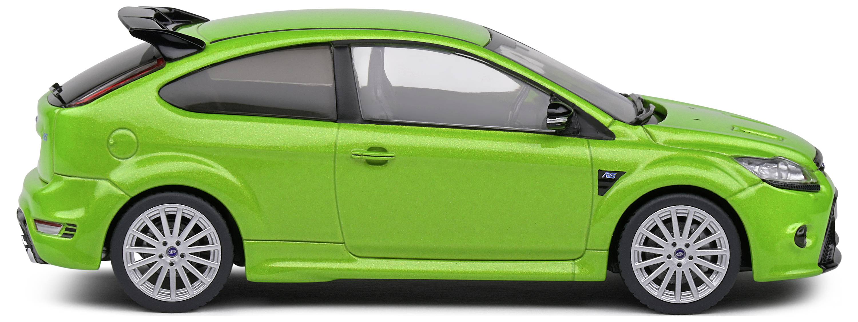 Zielony samochód modelarski widziany z boku, o sportowej sylwetce i srebrnych felgach, sfotografowany na białym tle.