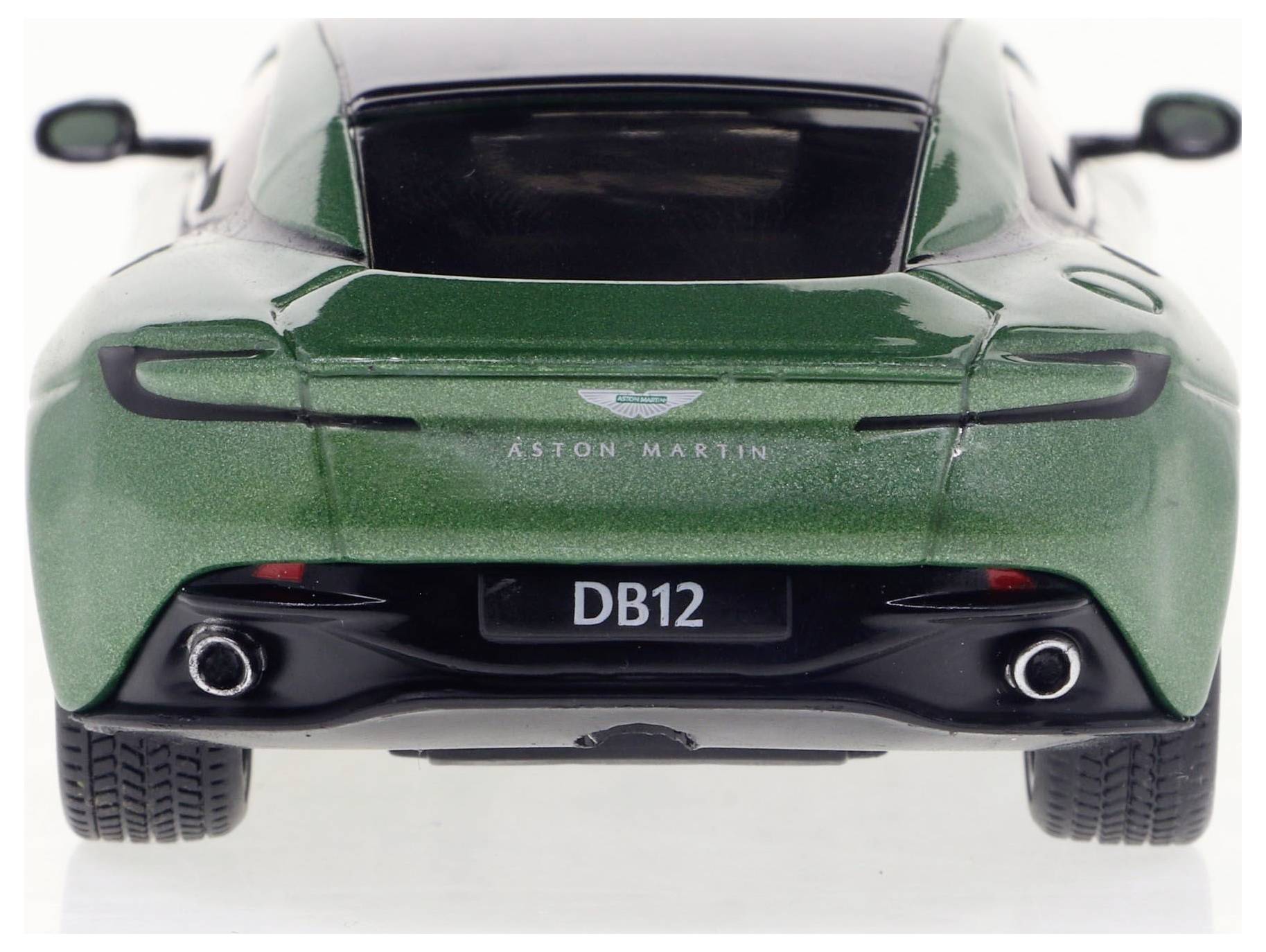 Zielony Aston Martin DB12 widziany od tyłu, z widocznym logo marki i końcówkami układu wydechowego. Luksusowy design samochodu sportowego.