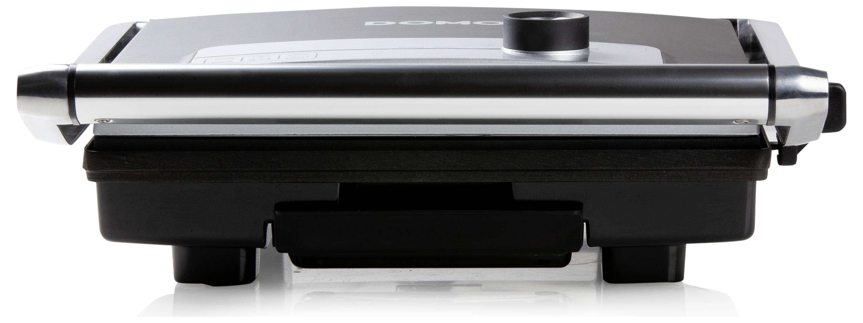 Grill kontaktowy z zamkniętą pokrywą, odpowiedni do opiekania kanapek lub mięsa. Metalowa powierzchnia, czarna podstawa.