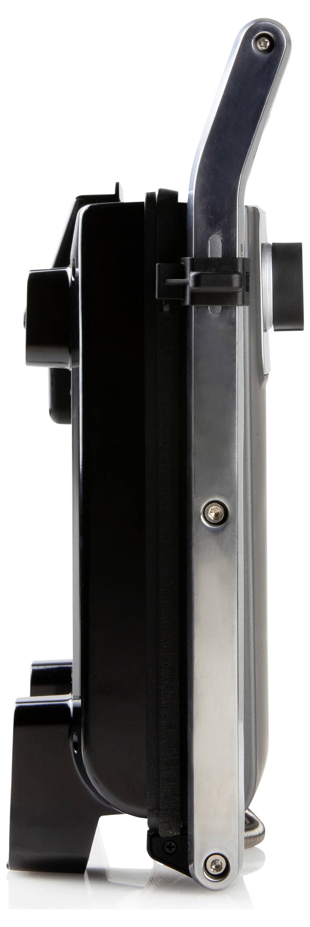 Żelazko do gofrów widziane z boku, z metalowym uchwytem i czarną obudową. Urządzenie stoi na białej powierzchni.