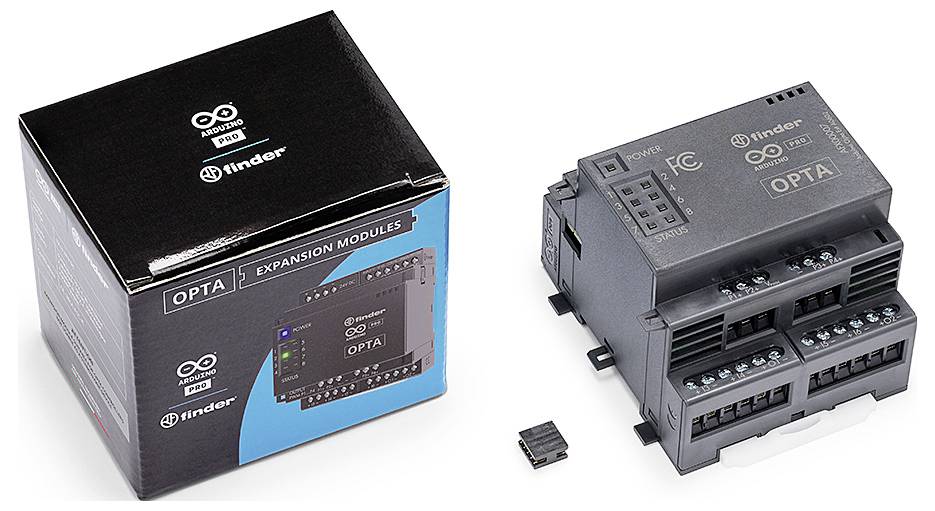 Dwa obiekty są przedstawione: opakowanie z napisem 'OPTA Expansion Modules' oraz otwarty moduł elektroniczny z przyłączami.