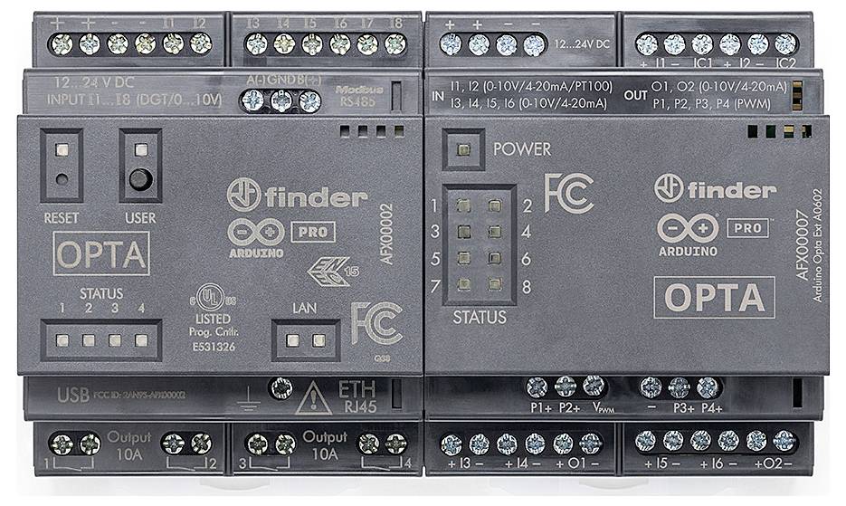 Elektroniczny sterownik z wieloma złączami i diodami LED do zastosowań przemysłowych. Nazwa marki i modelu widoczna na powierzchni.