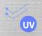 Obraz z szarym wzorem tkaniny, niebieski okrąg z tekstem 'UV' i dwoma niebieskimi strzałkami skierowanymi w górę w prawo. Temat: ochrona przed promieniowaniem UV.