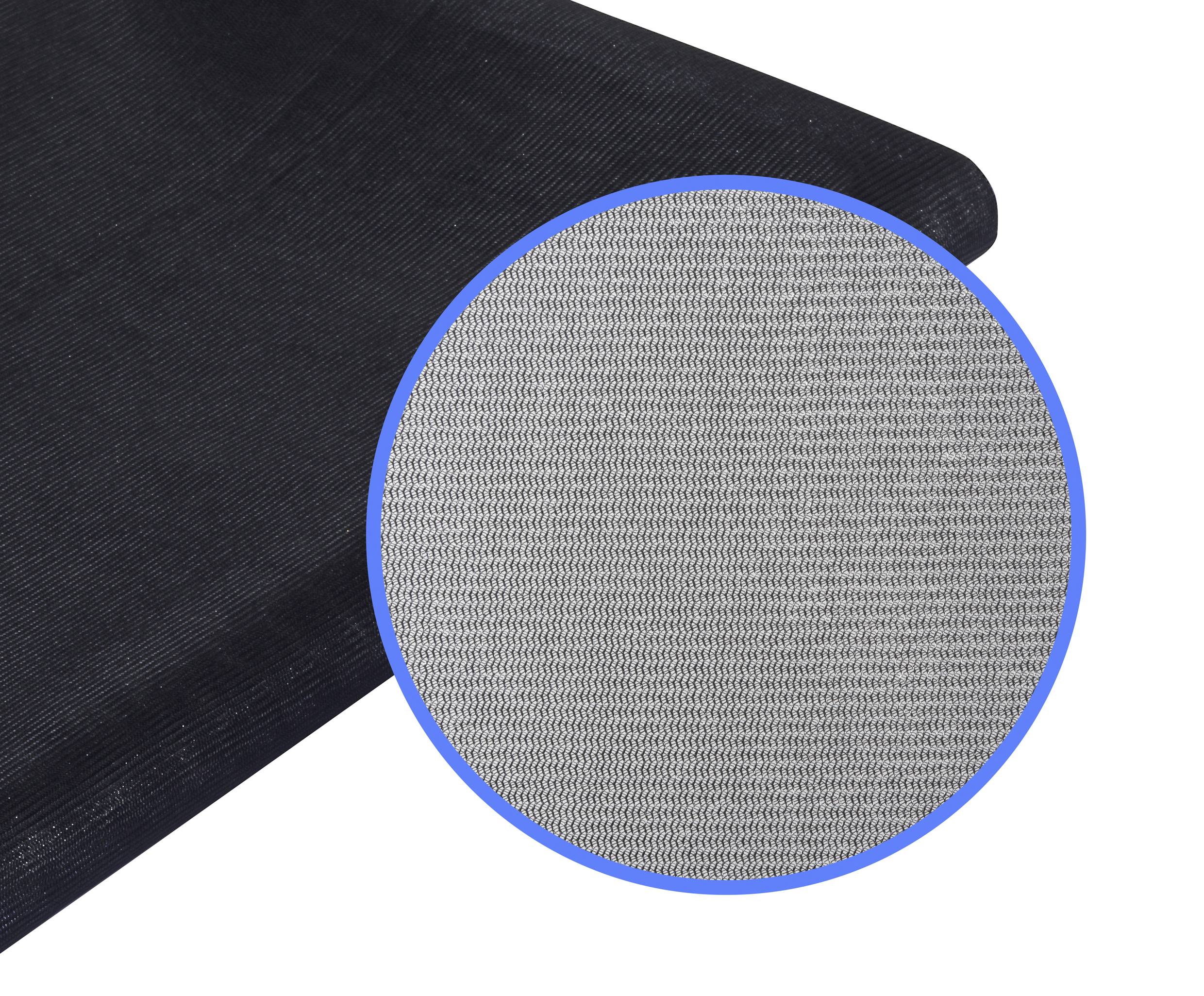 Zbliżenie czarnej tkaniny z wycięciem, które powiększa delikatny wzór tkacki.