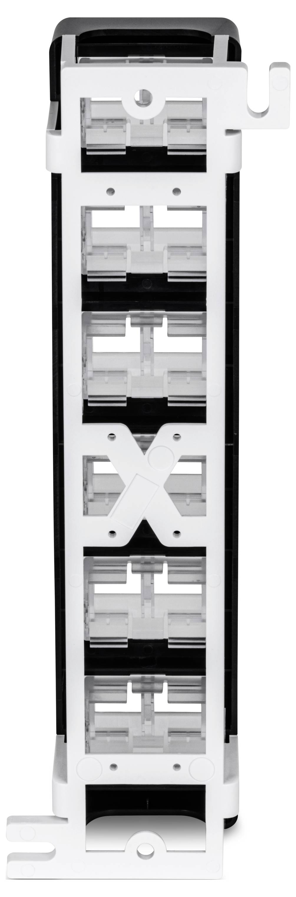 Pusty, pionowy stelaż do zarządzania kablami z wieloma gniazdami i zaciskami do mocowania przewodów.