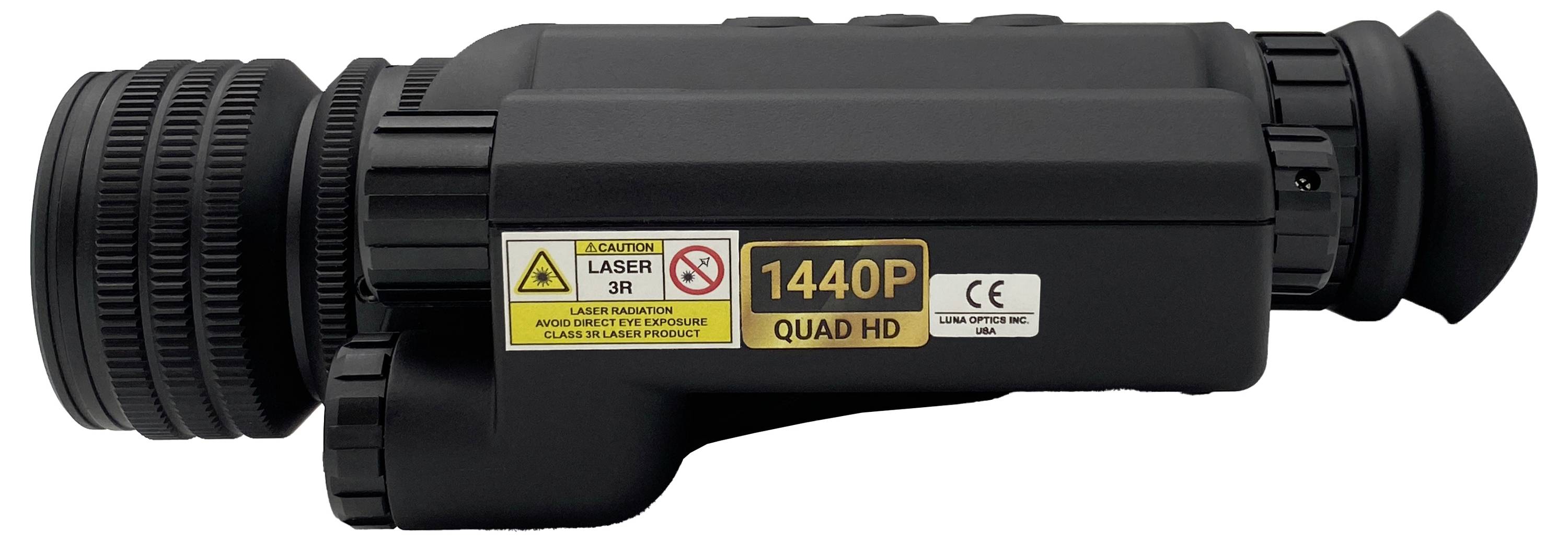Urządzenie noktowizyjne w kolorze czarnym z napisami 'Laser', '1440P', 'Quad HD'; podane ostrzeżenia.