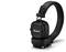 Czarne słuchawki nauszne z wyściełanym pałąkiem i logo na muszlach, przedstawione na białym tle.