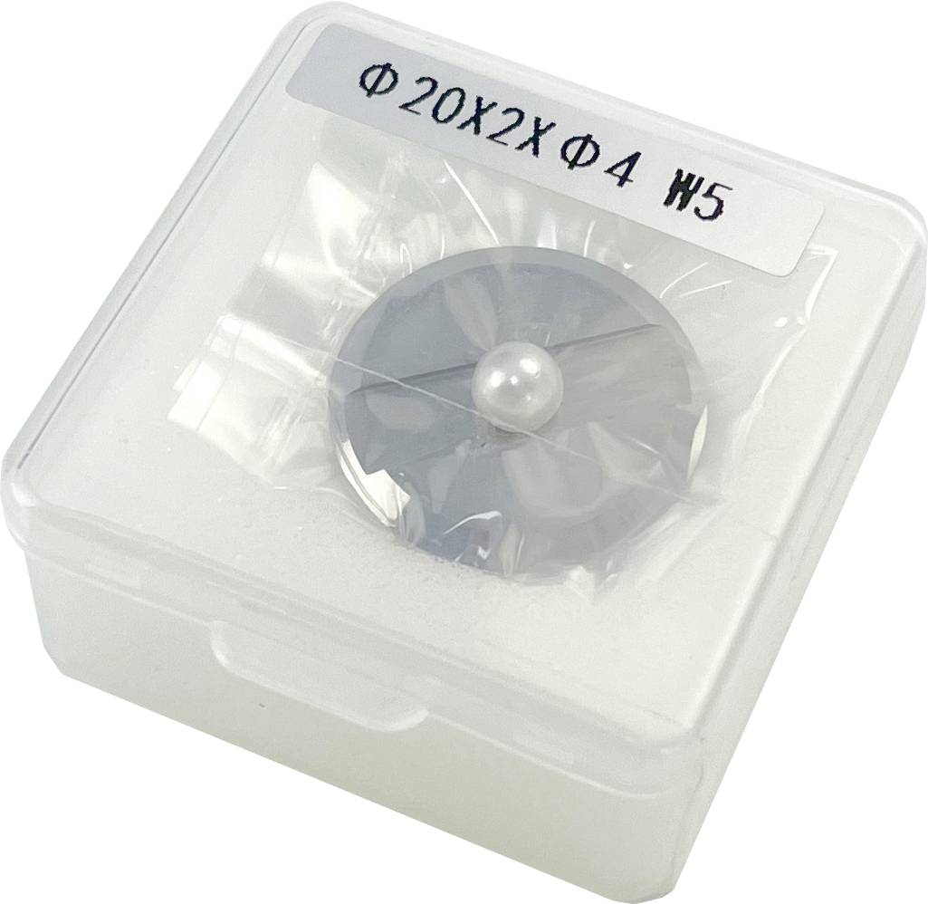 Okrągła, metalowa tarcza z perłą pośrodku, zapakowana w przezroczystą plastikową pudełko z napisem 'Φ20X2XΦ4 W5'.