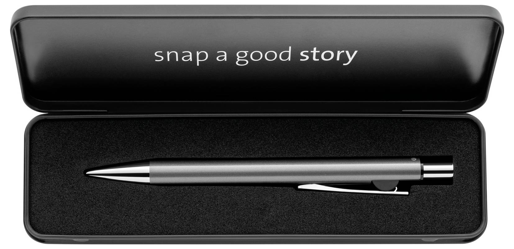 Szary długopis leży w czarnym etui. Na etui widnieje napis „snap a good story".