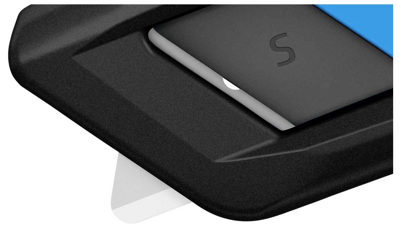 Zbliżenie fragmentu obudowy z wbudowanym obiektem noszącym literę 'S'.