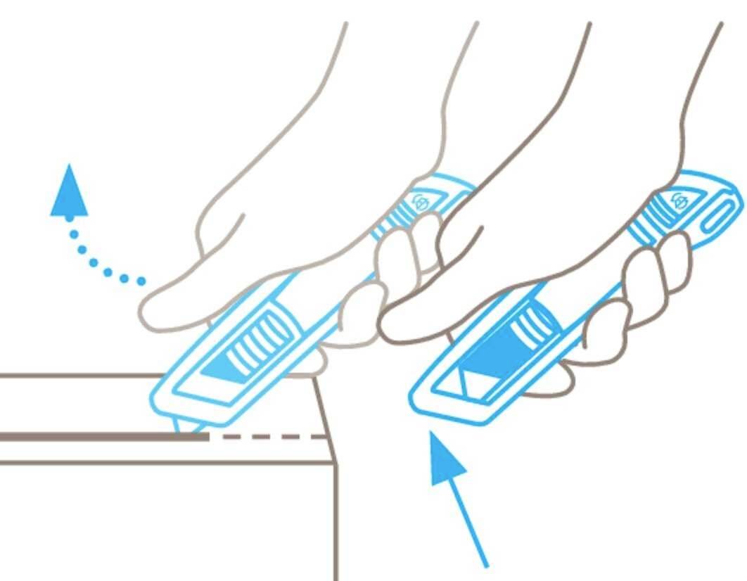 Ilustracja przedstawia, jak otworzyć karton za pomocą noża introligatorskiego. Dwie ręce trzymają nóż w różnych miejscach.