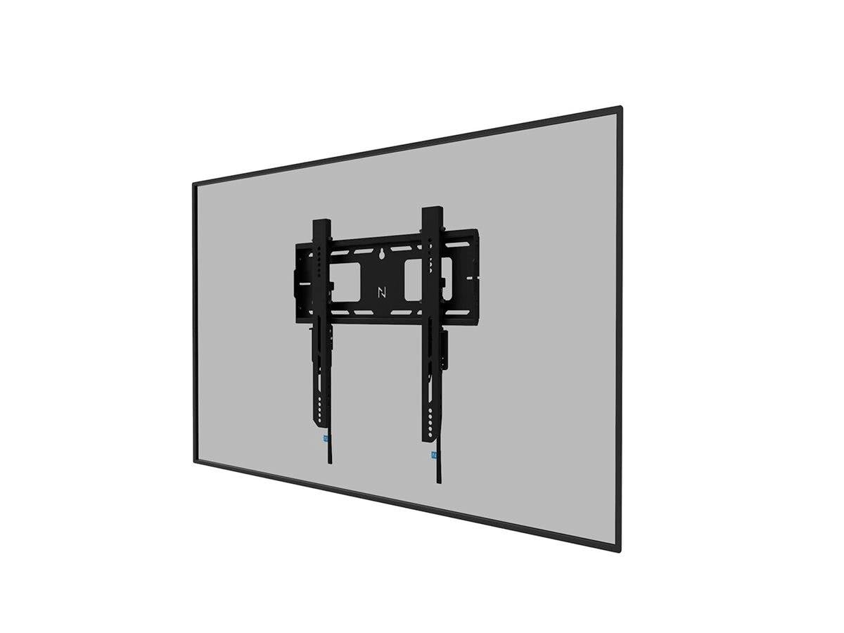 Na ścianie zamontowana jest czarna ścienna podstawa telewizyjna, która wyróżnia się na szarym tle.