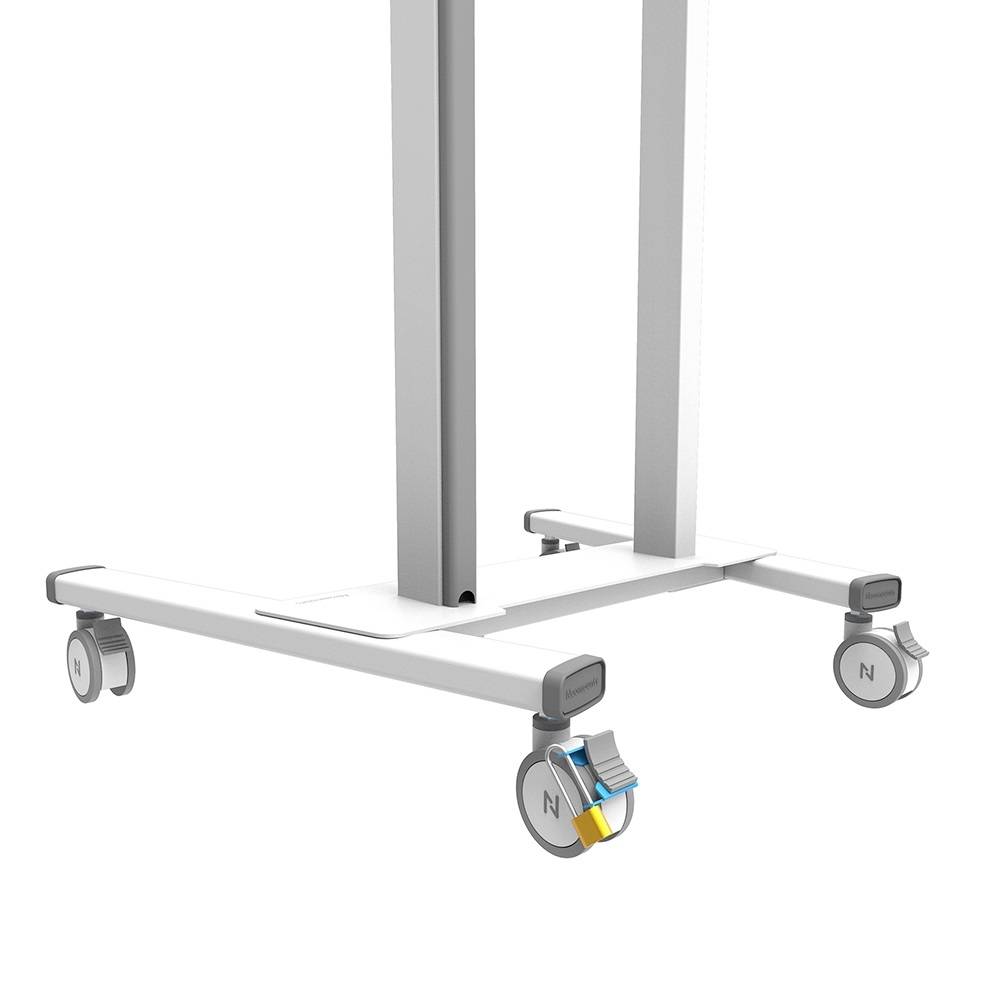 Mobilny, stabilny stojak metalowy na czterech kółkach, częściowo wyposażony w hamulce, przeznaczony do bezpiecznego transportu sprzętu.