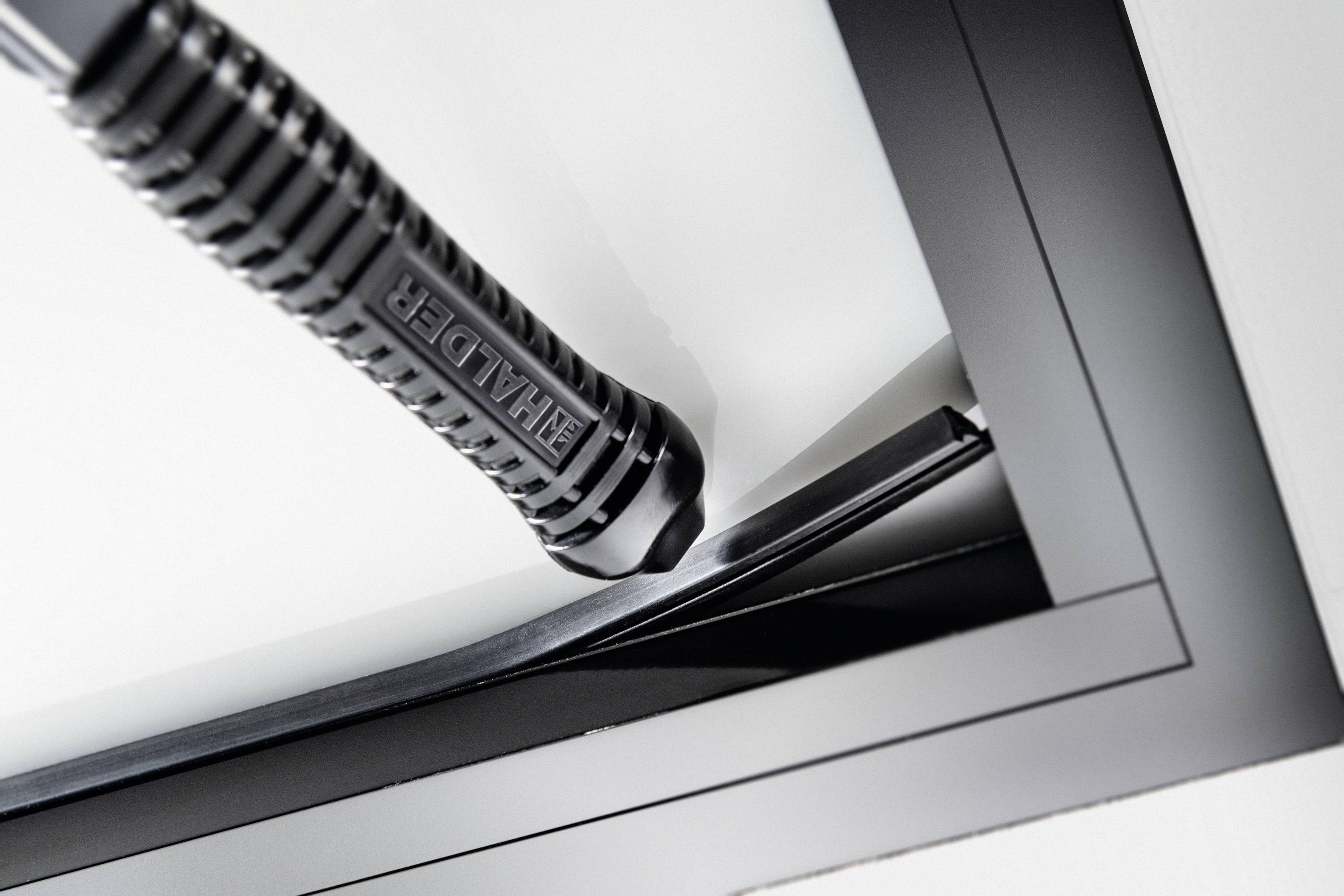 Czarną ramę rozkłada się za pomocą narzędzia dźwigniowego.