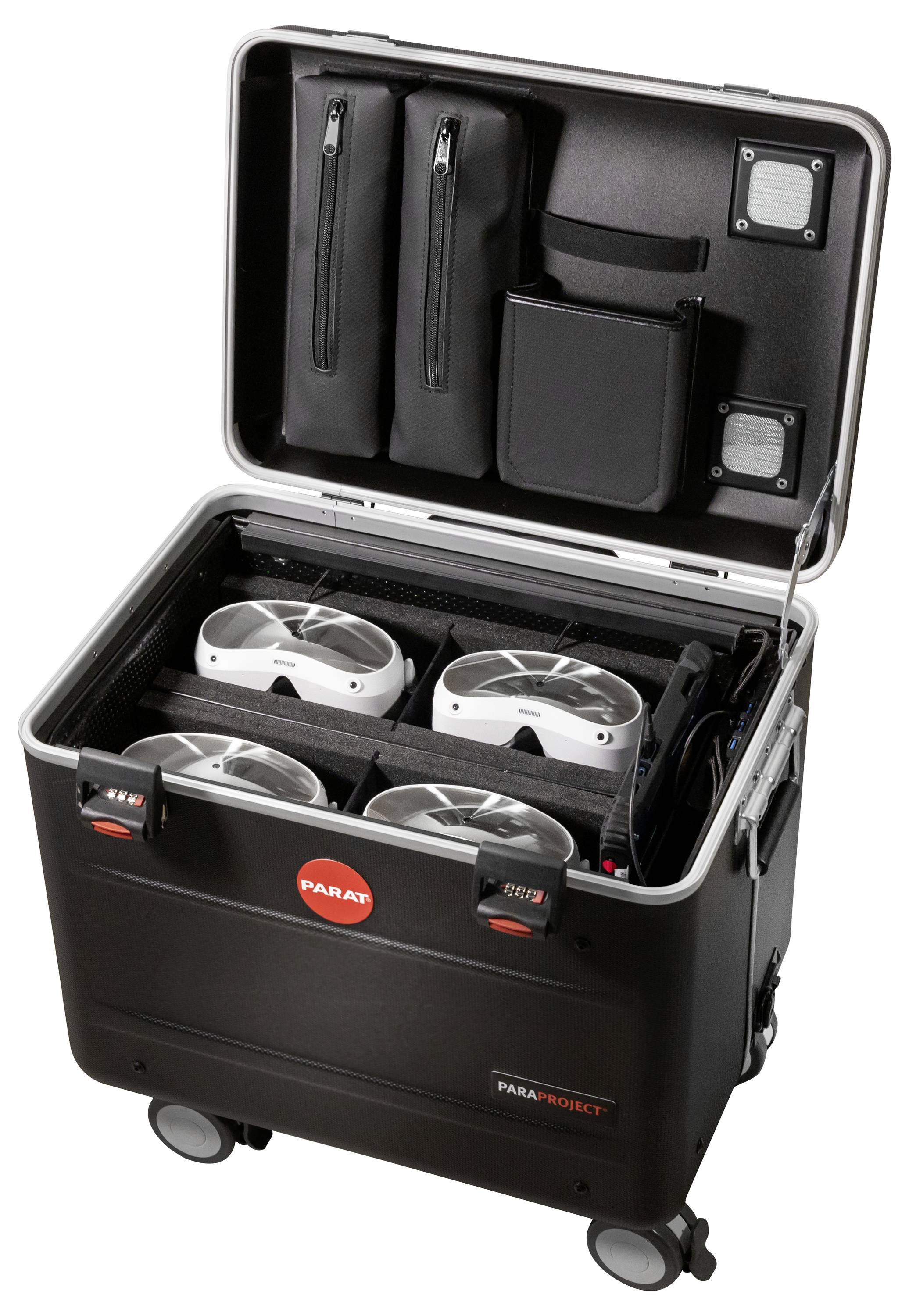 Otwarty czarny kufer z czterema białymi urządzeniami w środku, wyposażonymi w wentylatory. Kufer posiada różne przegrody i kółka.