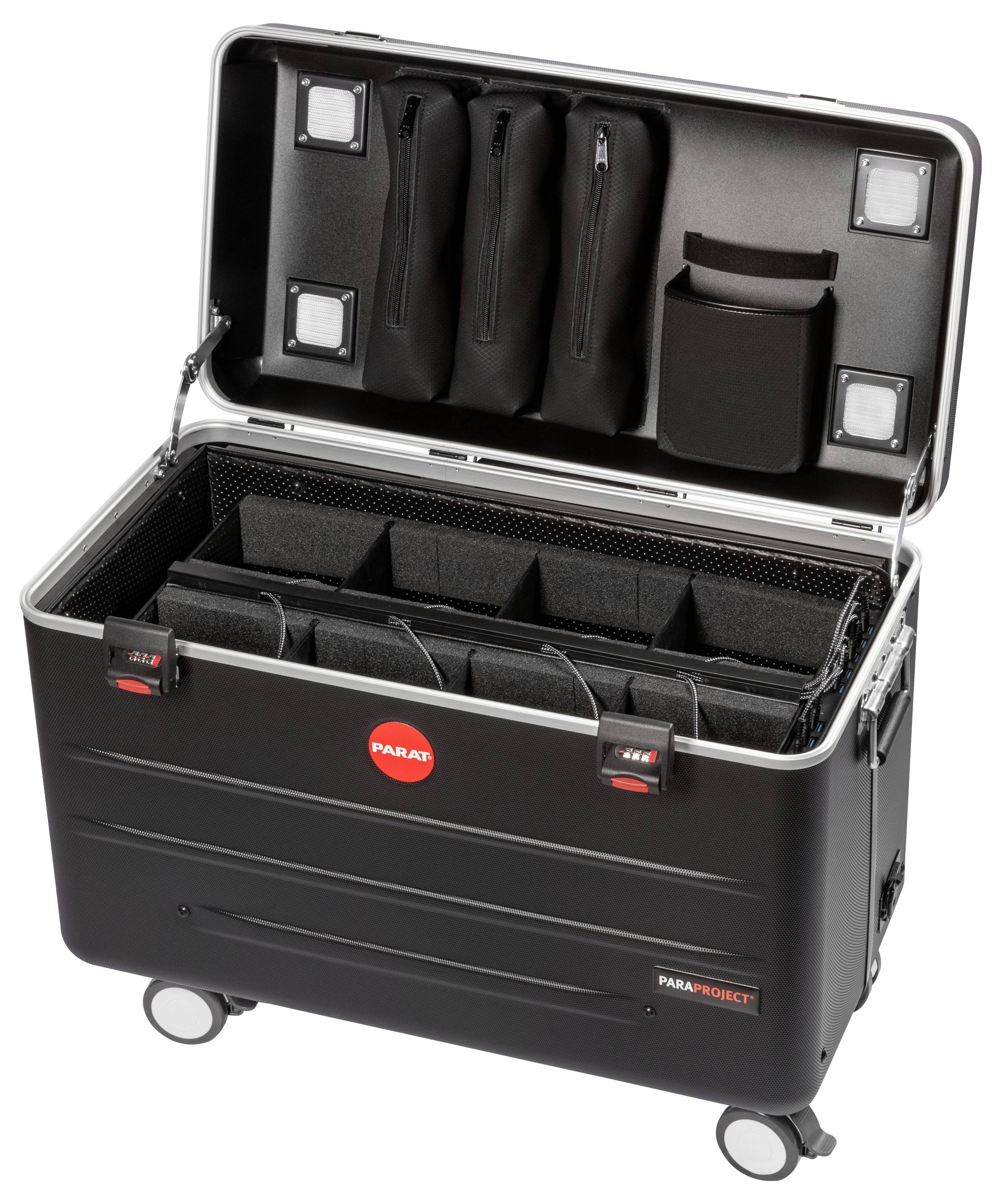 Czarny, otwarty walizka na kółkach z wieloma przegrodami i kieszeniami wewnątrz, odpowiednia do przechowywania urządzeń elektronicznych.