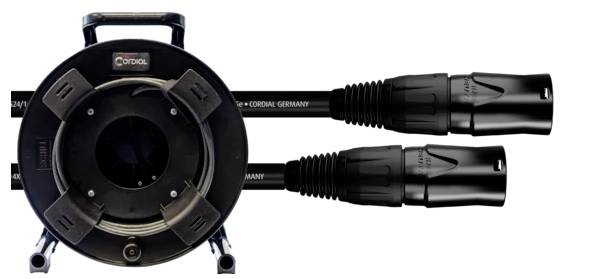 Bęben kablowy z dwoma czarnymi przewodami przedłużającymi po prawej stronie. Kable nadają się do zastosowań wewnętrznych i zewnętrznych.