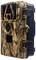Kamera myśliwska w obudowie w kamuflażu z obiektywem z przodu, przeznaczona do nadzoru w terenie. Posiada klipy zamykające po bokach.
