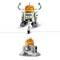 Robot Lego z pomarańczowo-białą głową i ruchomymi ramionami, stojący na dwóch nogach. Pod spodem widoczne pojedyncze koło w widoku z przodu.