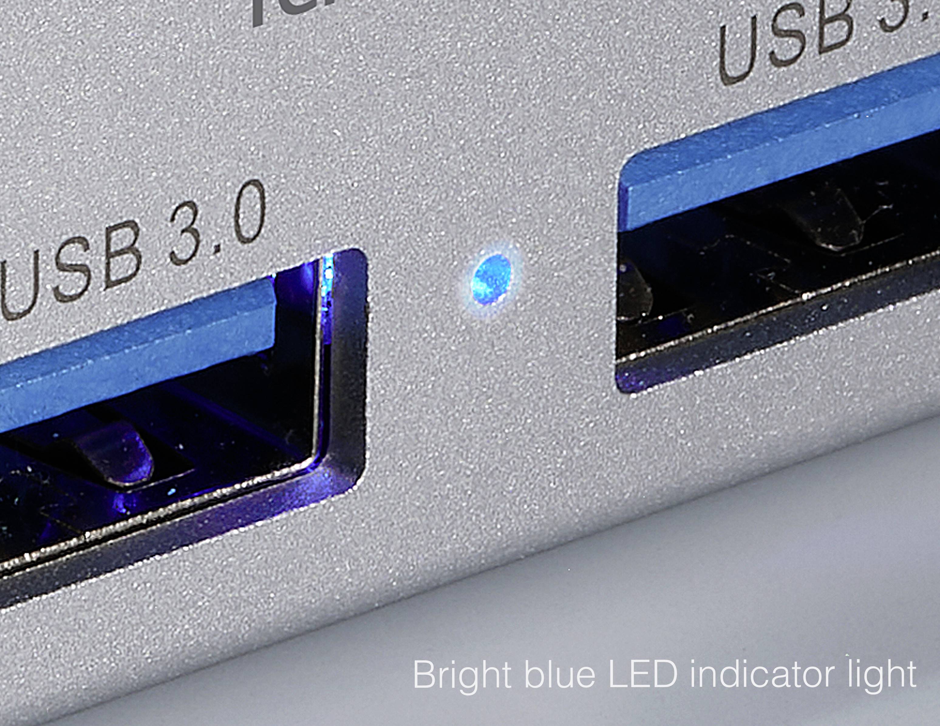 Zbliżenie dwóch portów USB 3.0 z jasną niebieską diodą LED sygnalizacyjną.