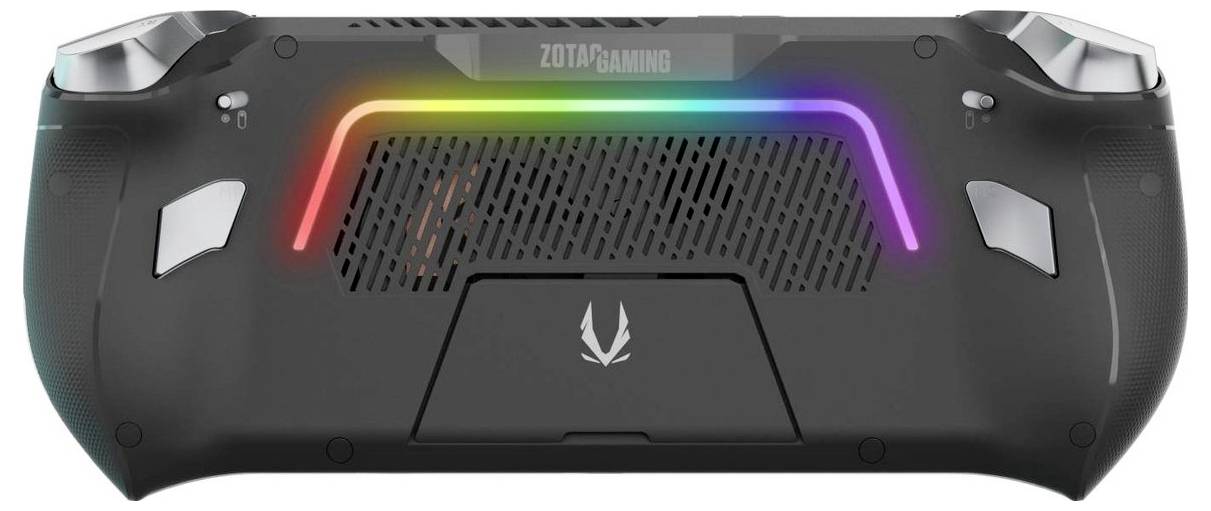 Czarny kontroler do gier z podświetlającymi się diodami LED w kolorach tęczy i otworami wentylacyjnymi. Na górze widnieje napis 'ZOTAC Gaming'.