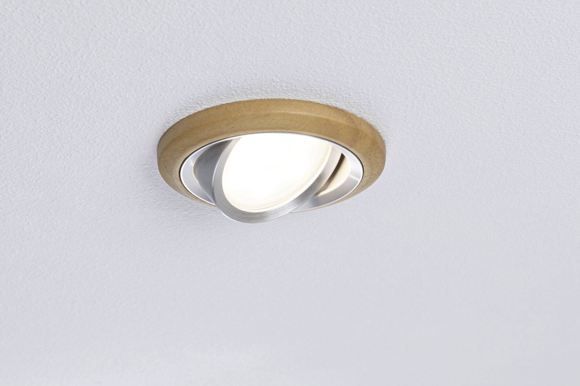 Okrągła lampa sufitowa z elementami drewnianymi i metalowymi, świecąca zamontowana na białym suficie. Minimalistyczny i nowoczesny design.