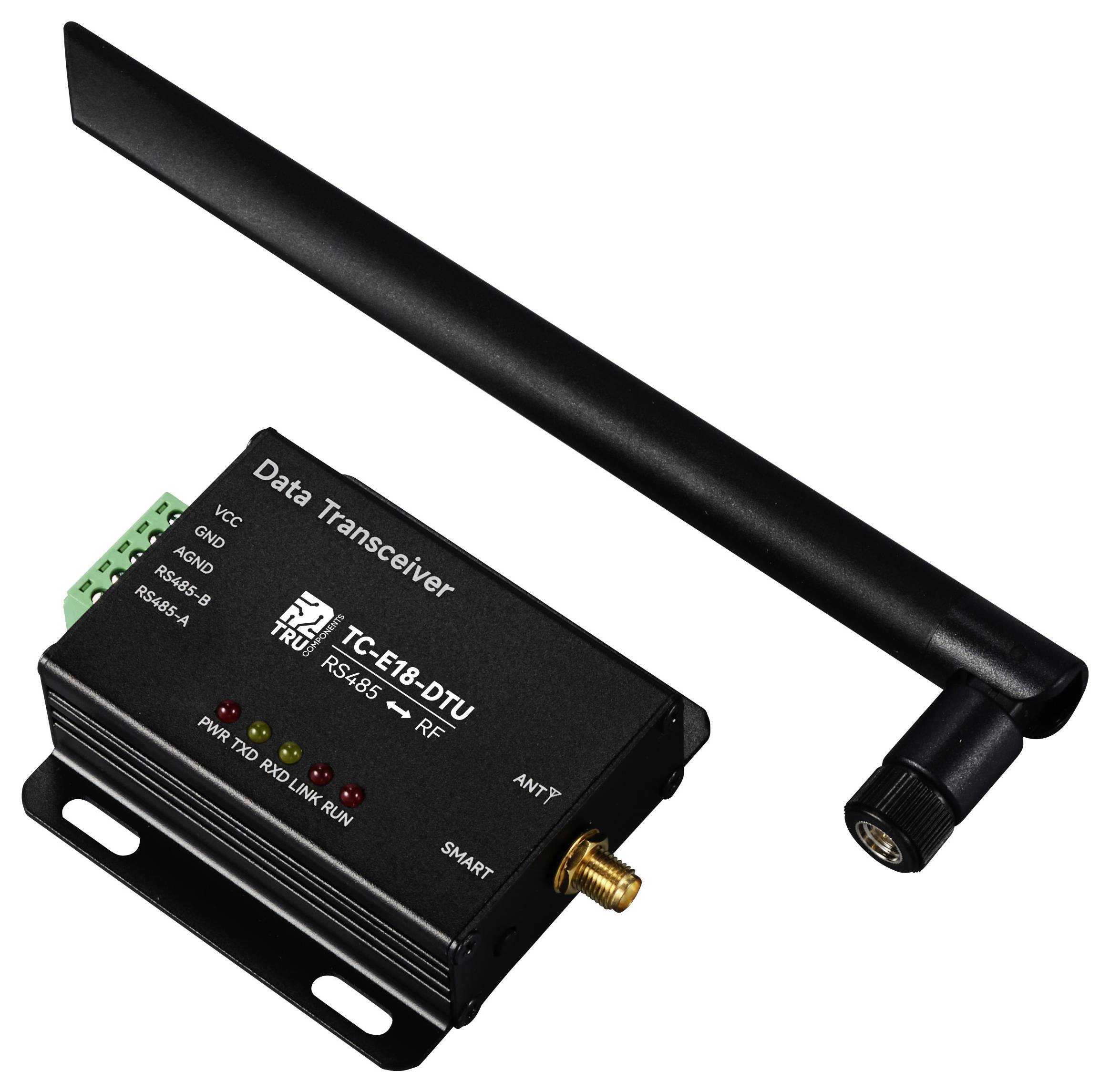 Czarny radiowy nadajnik-odbiornik danych z długą anteną, oznaczony napisem 'Data Transceiver TC-E18-DTU'. Posiada kilka złączy.