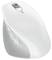 Biała bezprzewodowa mysz komputerowa o ergonomicznym kształcie z teksturowanym uchwytem po lewej stronie.