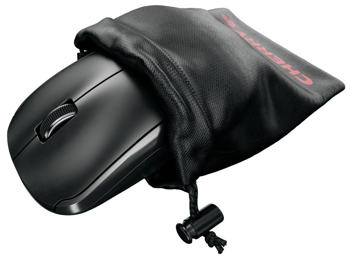 Czarna mysz komputerowa w czarnej torbie z czerwonym nadrukiem logo. Torba jest lekko otwarta, a mysz jest częściowo widoczna.