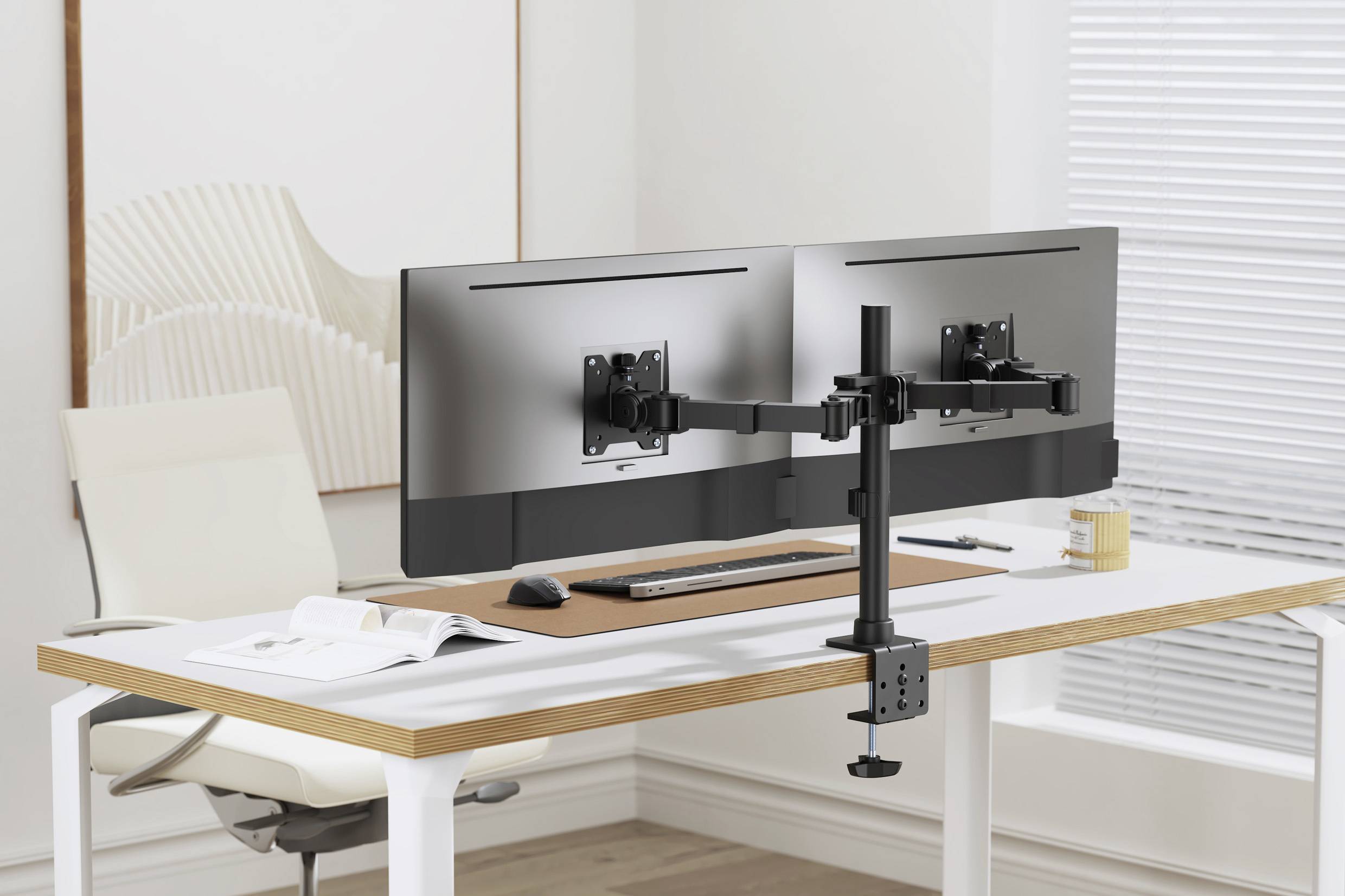 Dwa monitory na biurku, zamocowane na podwójnym ramieniu. W tle widoczny jest fotel biurowy i obraz na ścianie.