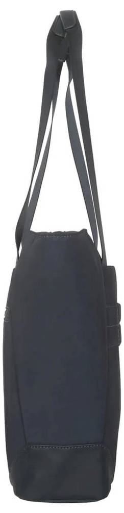 Czarna torba na ramię ze skóry, widok z boku, prezentuje smukłą, wysoką sylwetkę z dwoma długimi paskami do noszenia.