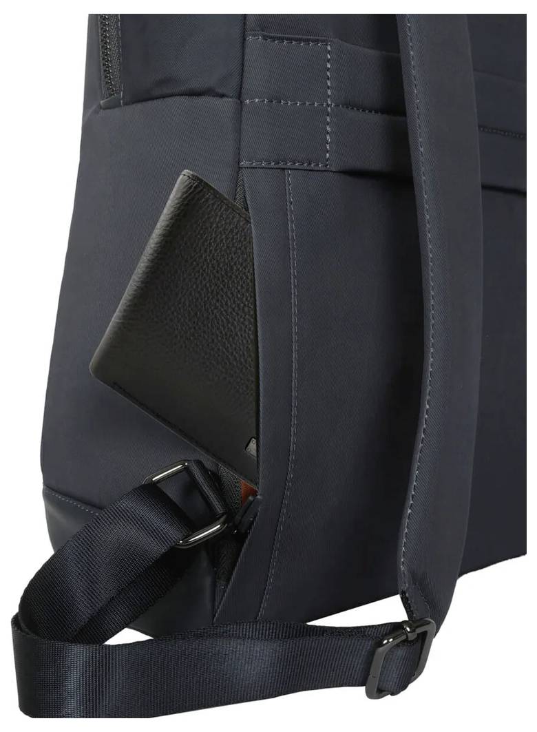 Ciemna torba z książką częściowo wyglądającą z bocznej kieszeni. Widoczny jest pasek na ramię.