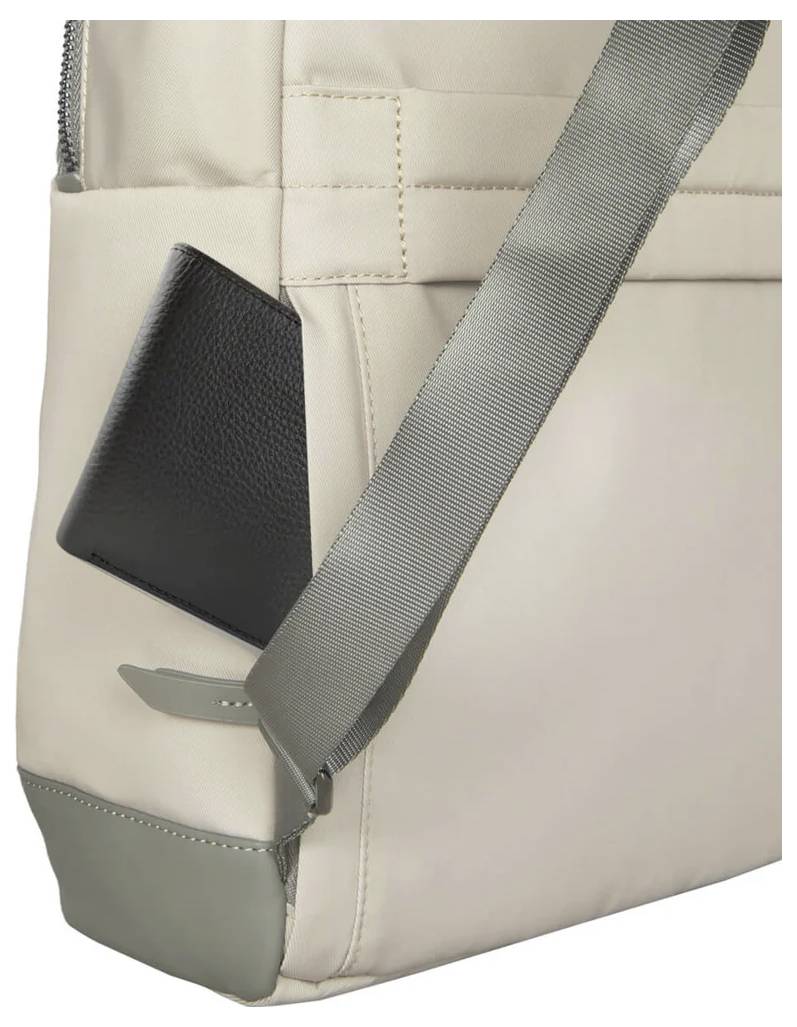 Beżowa torba z czarną skórzaną etykietą, szerokim szarym paskiem na ramię i szarym dolnym narożnikiem.