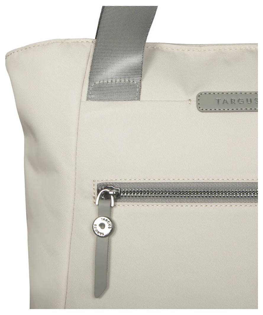 Beżowy plecak płócienny z srebrnym zamkiem błyskawicznym i szarym paskiem do noszenia. Nazwa marki 'TARGUS' na małej skórzanej klapce.